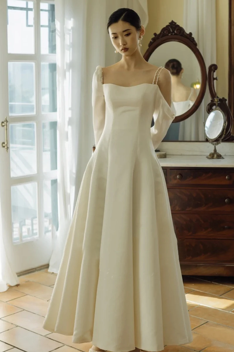 2022 Elegante Franse Soft Satin Wedding Dress A-lijn Floor Lengte Lange Mouw Vierkante Kraag Backless ウエディングドレス Gown Bridal Eenvoudige