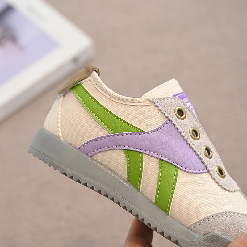 어린이 캔버스 신발 2025 봄 소년과 소녀를위한 새로운 스타일 부드러운 밑창 편안한 캐주얼 보드 신발 Forrest Gump 신발