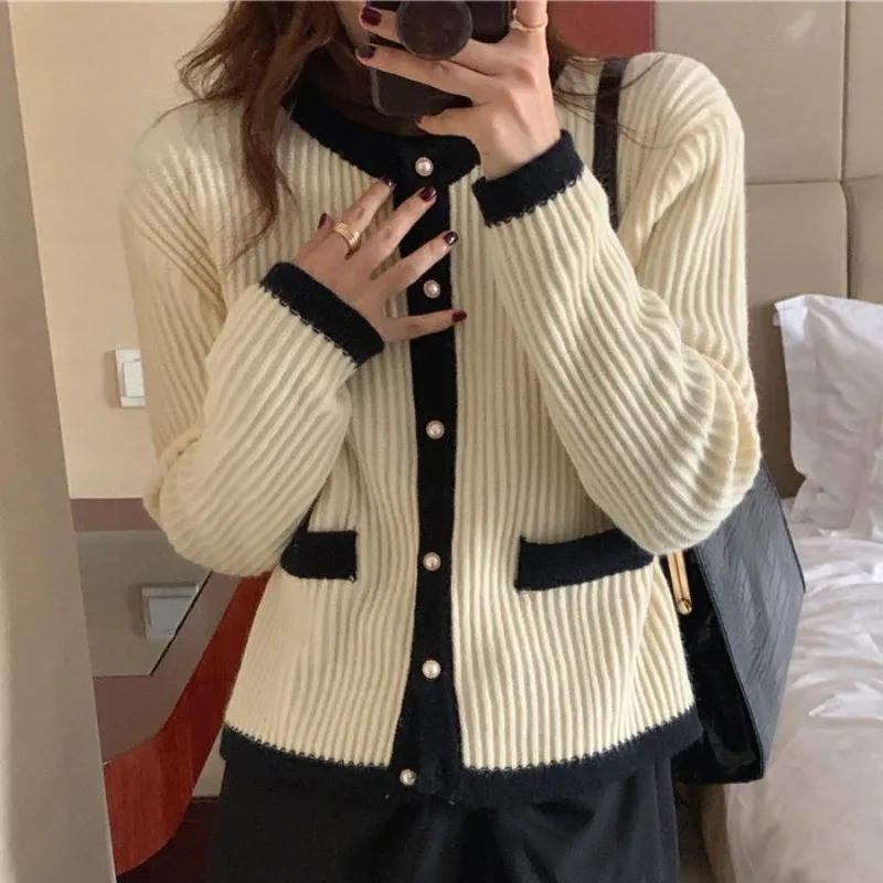 

New Fall Fashion Black Beige Knitted Cardigan O Neck Retro Vintage Pearl Button Short Sweater Color Contrast Chic Top Knitwear