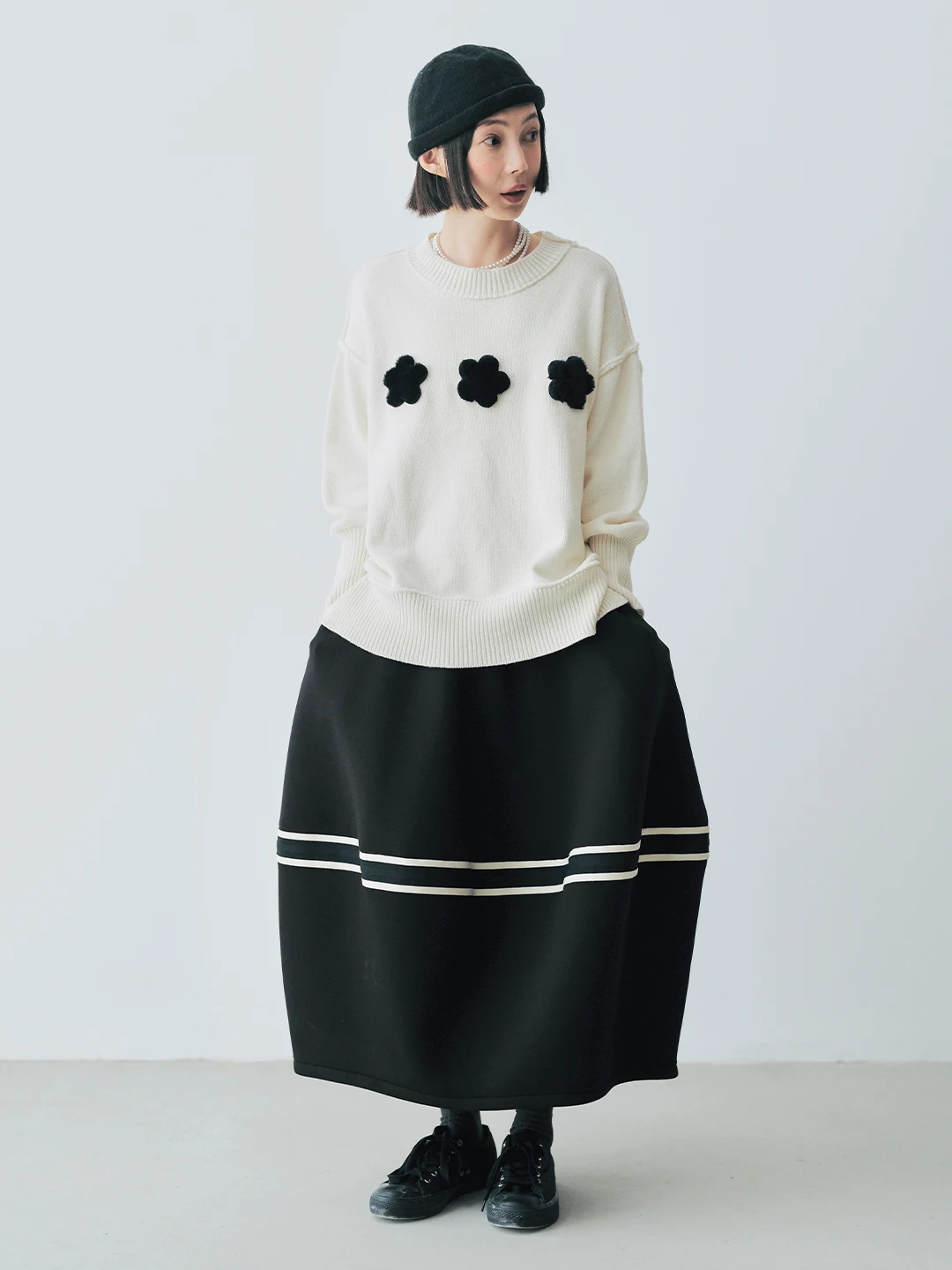 IMAKOKONI original design white round neck flower decoration long sleeved sweater 244796