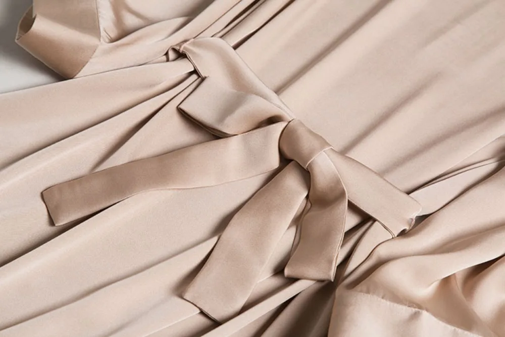Damenbekleidung, 92,8 % natürliche Maulbeerseide, elastischer Satin, französisches Retro-Einhals, modisches, gerades Kleid mit neun Zoll Ärmeln
