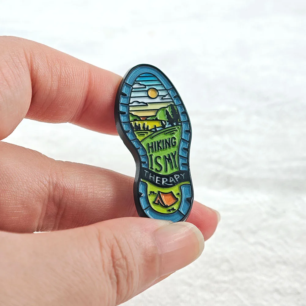 Wandern ist meine Therapie Emaille-Pin Lustige Camping-Schuhsohlen-Brosche Outdoor-Abenteuer-Abzeichen Naturliebhaber-Anstecknadeln Rucksack-Schmuck – Detail 4