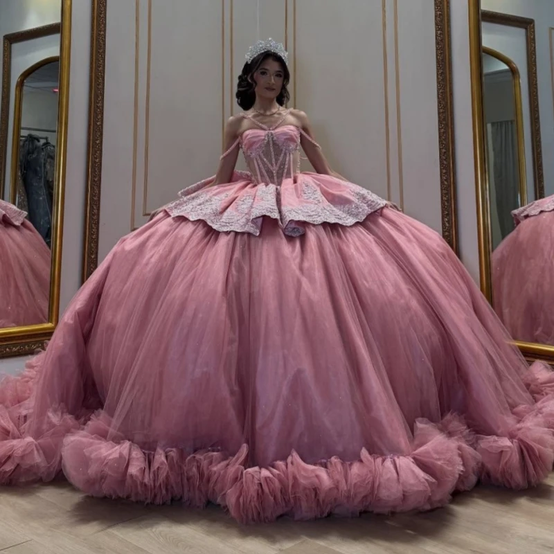 

Розовые блестящие платья Quinceanera с открытыми плечами и аппликацией, кружевной корсет с бисером и кристаллами, многоуровневое тюлевое платье для вечеринки, дня рождения, сладкое 16.