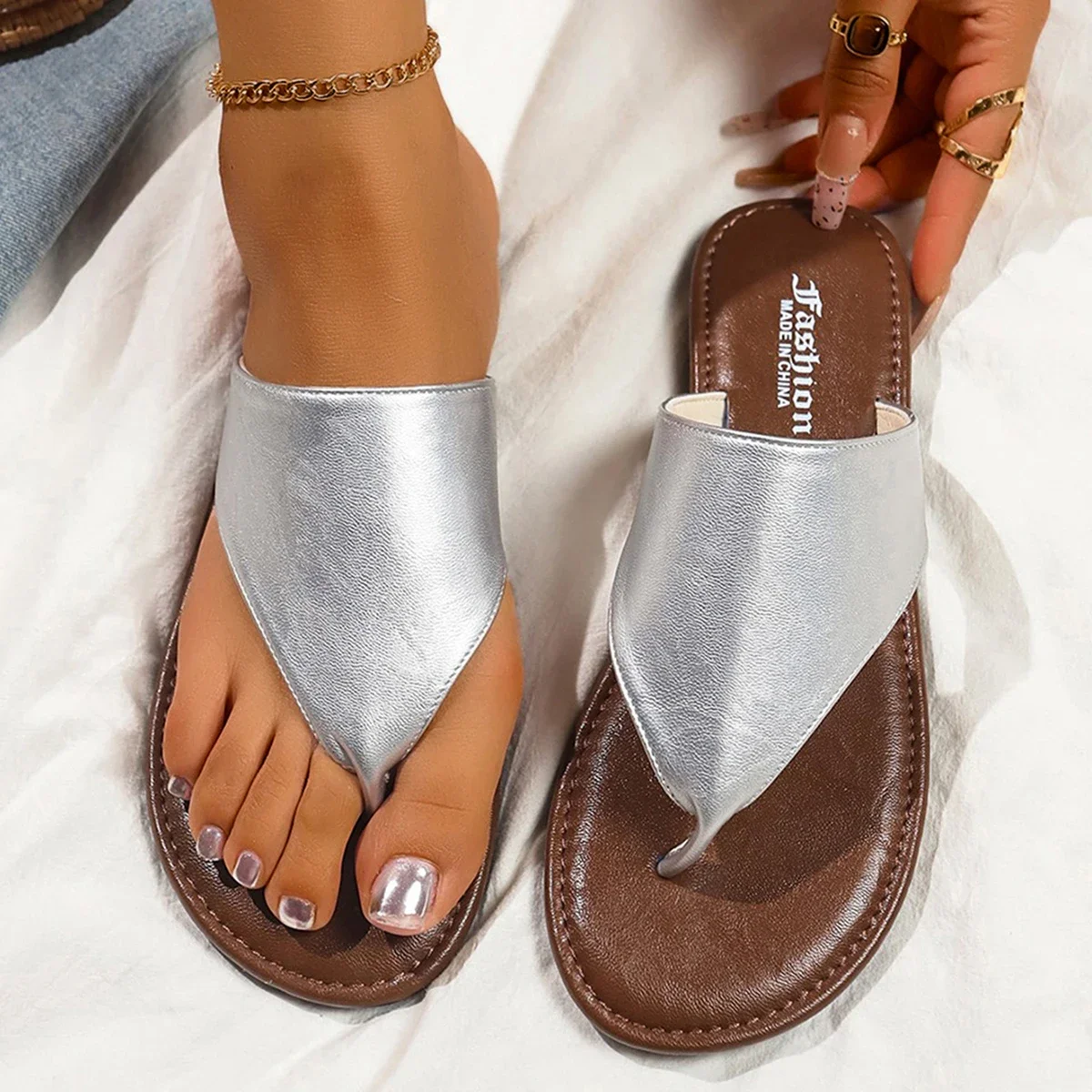 

Женские серебряные сандалии на плоской подошве с застежкой на носок, лето 202, легкие пляжные шлепанцы из искусственной кожи, женские удобные уличные шлепанцы, обувь