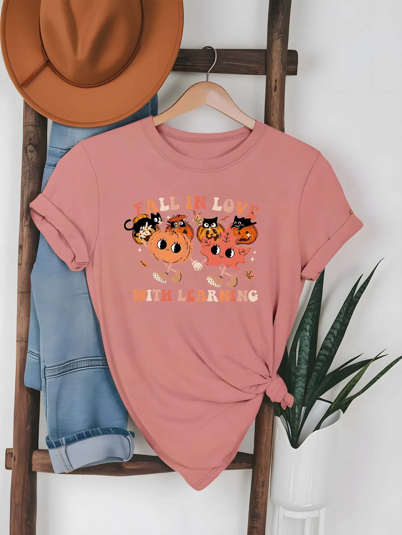 Modny strój plus size z fantazyjnym wzorem dyni i liści oraz inspirującym napisem edukacyjnym w stylu jesiennym.