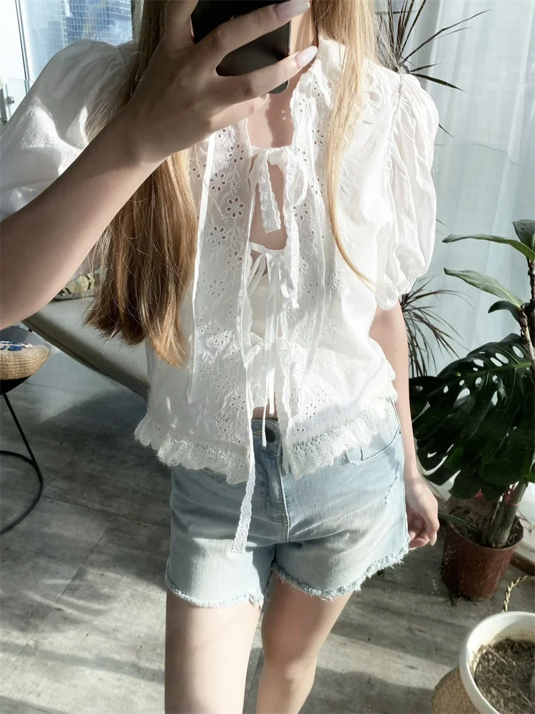 

Susan French Sle Embroidered Hollow out Lace Trim round Ne Bubble Sve White ort irt Women's Straight Cut Cotton Bl...