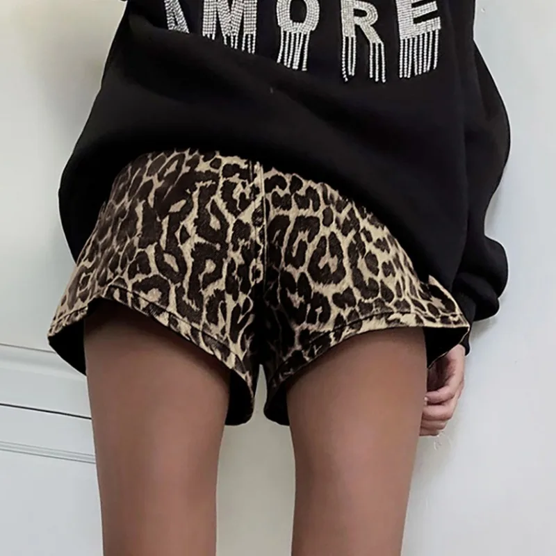 Shorts com estampa de leopardo feminino, curto, fino, casual, versátil, botão, bolso, zíperes, streetwear, sexy, algodão, moda verão, Y2K, 2024