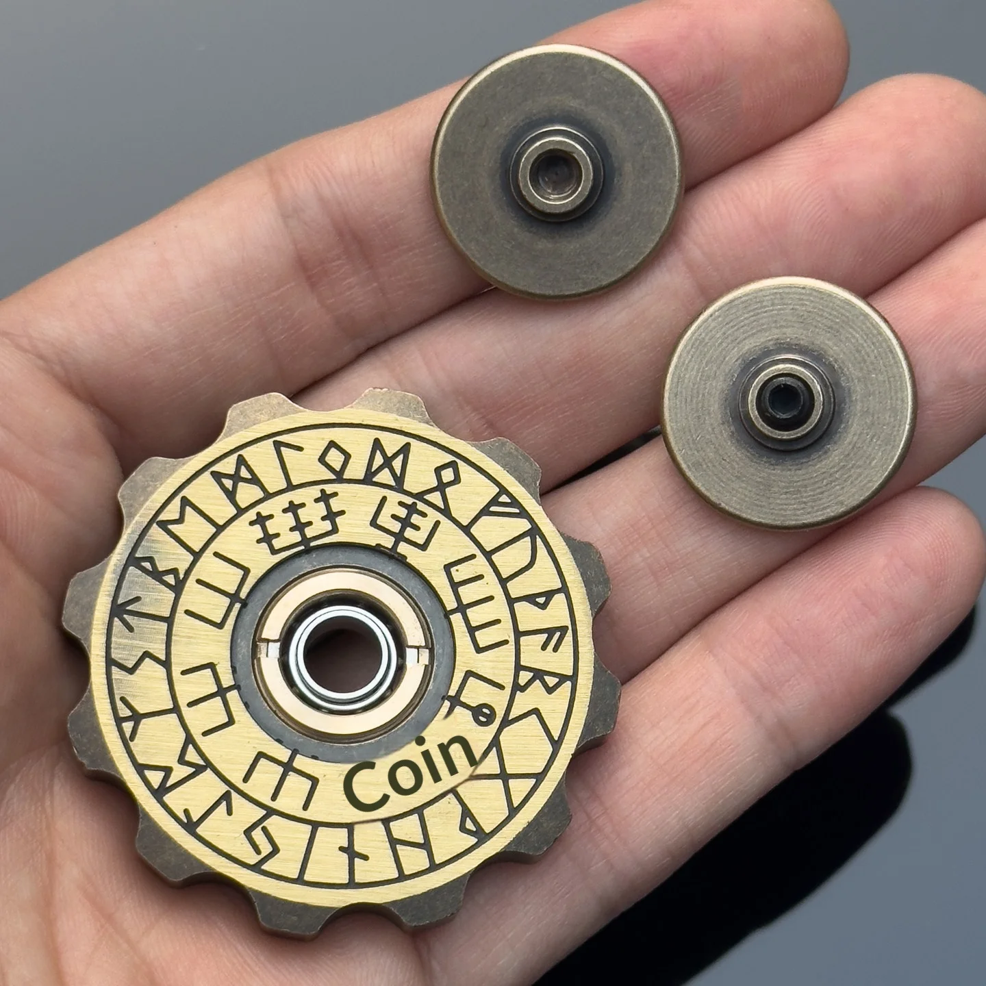 ฟิดเจ็ตสปินเนอร์รูนิกสไตล์ไวกิ้ง ทำจากโลหะทั้งชิ้น สำหรับพกพา ความแม่นยำสูง ช่วยคลายเครียด ของเล่นสปินเนอร์ระดับพรีเมียมสำหรับผู้ใหญ่