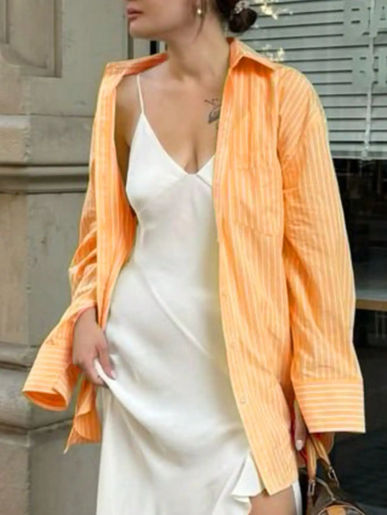 Damska koszula w jaskrawo pomarańczowe paski, styl casual na wczesną jesień, street style z kieszenią, idealna do chodzenia i dojazdów do pracy.