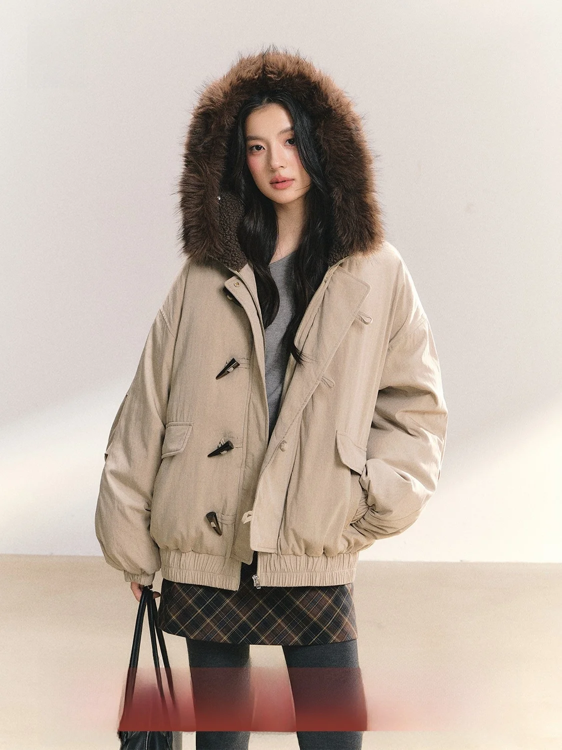 

Пальто FPMZ Collaborative ANDN «Amber Glass» с капюшоном, большим меховым воротником и пуговицами, утепленное хлопком, для женщин