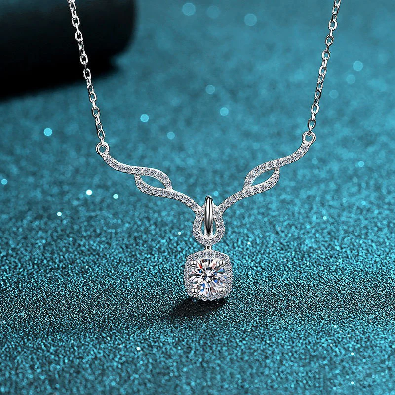 Elegant PT950 Platinum Four-Claw 80-Point Moissanite Necklace, Elegant Branch Design Diamond-Set Pendant Collarbone Chain