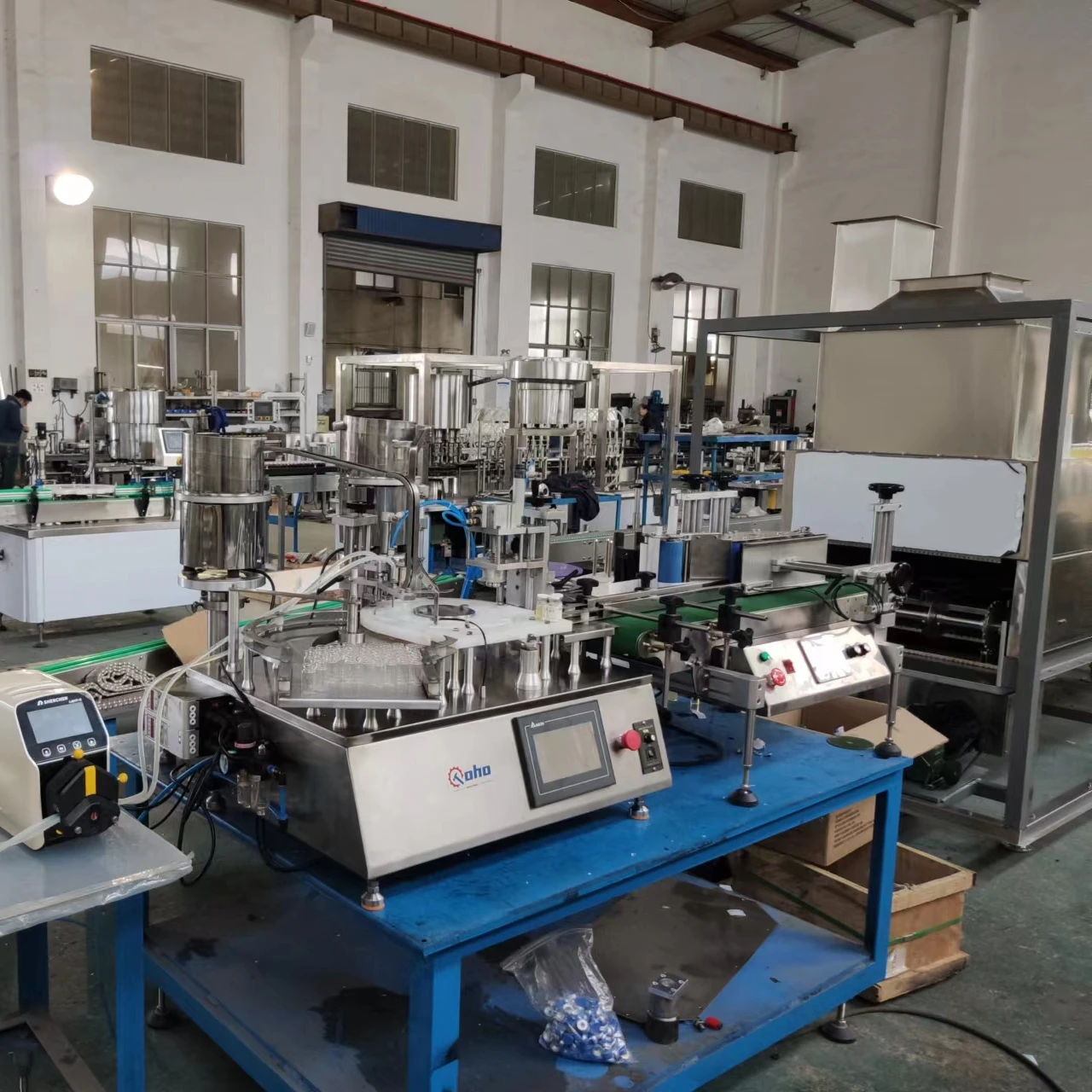 YGF التلقائي بالكامل سطح المكتب قارورة عطر سائلة لفة على زجاجة ملء سدادة السد خط إنتاج العلامات