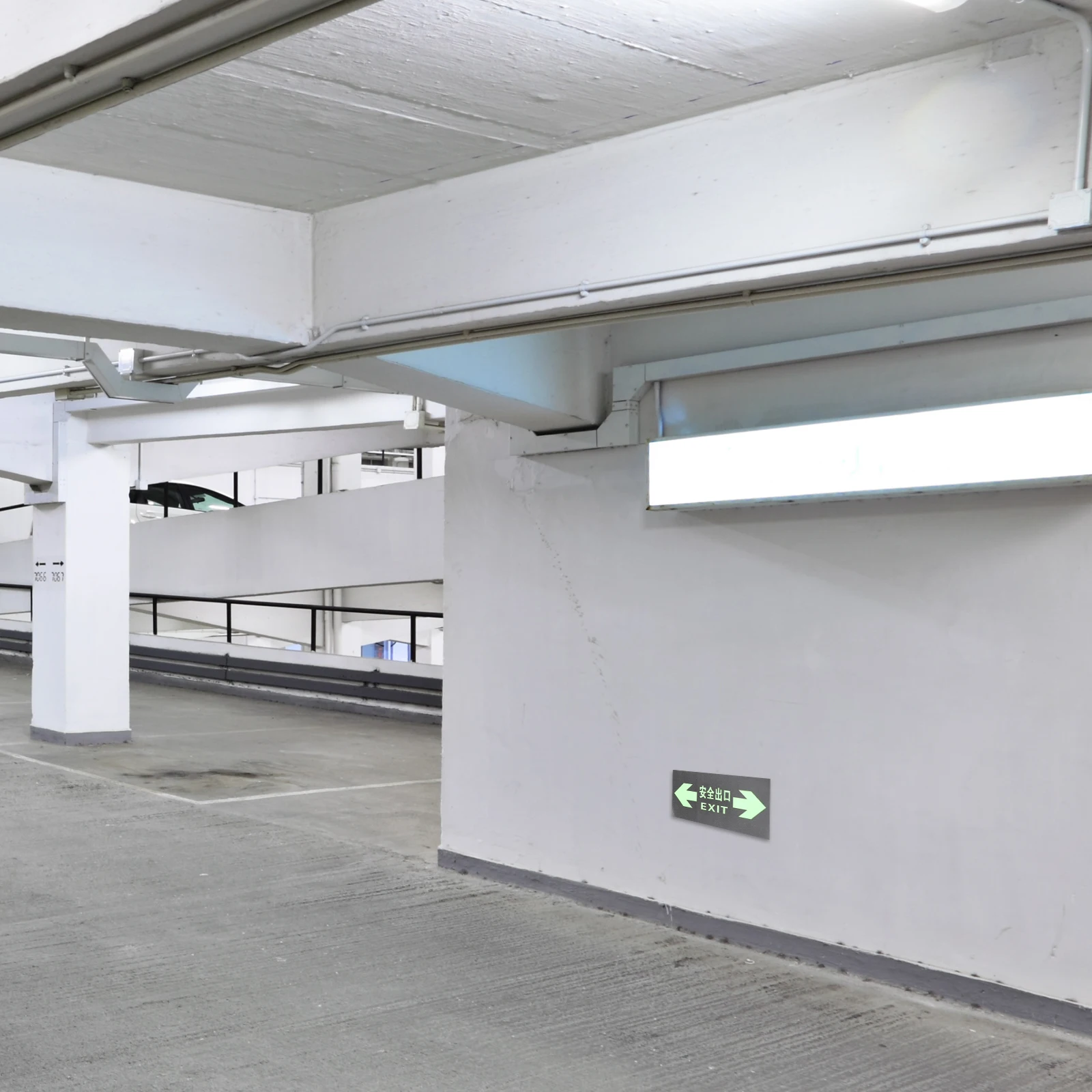 10 قطع من علامات السلامة المتوهجة الليلية، شارات فوتولومينيسسينت سهلة الاستخدام، مؤشر اتجاهي متين لخروج الحريق في حالات الطوارئ