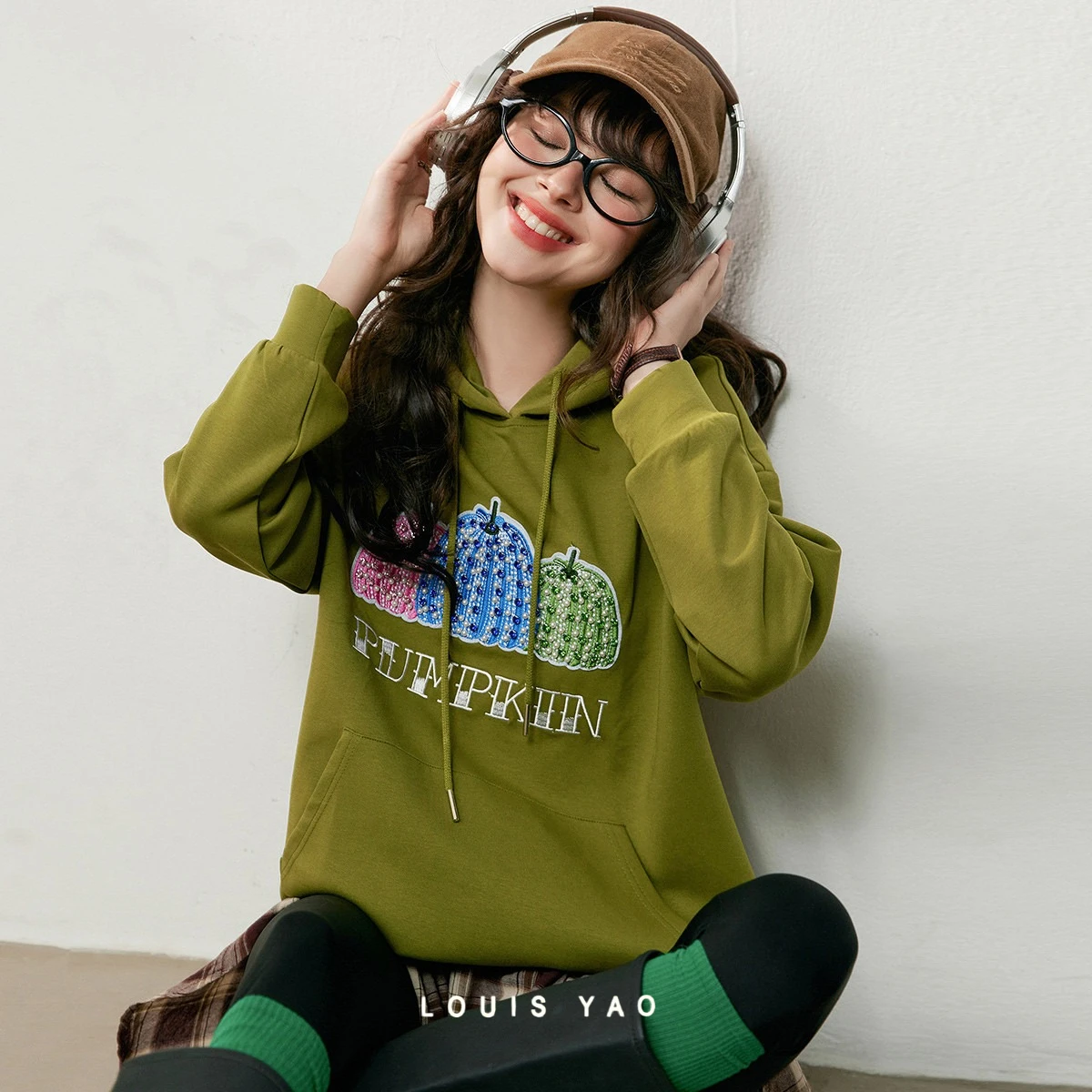 LOUIS YAO Women's Sweatshirts 2026 Autumn Nail Bead Craft Pattern Dropped Shoulder Sleeves Micro Elastic Loose Women's Hoodie