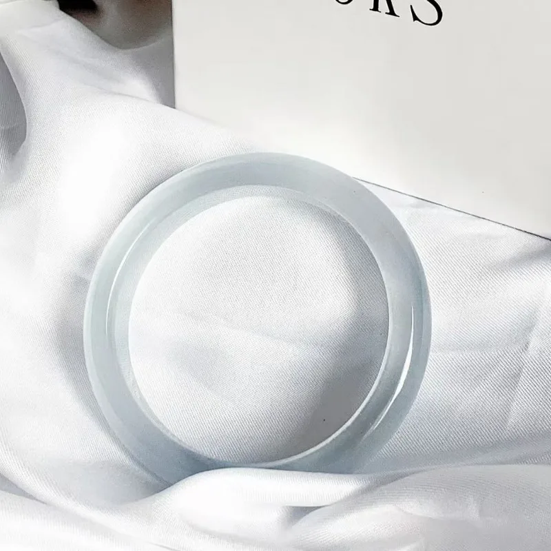 

Temperament Milk Blue Ice Species Light Blue Agate Chalcedony Bracelet Female Flat Strip