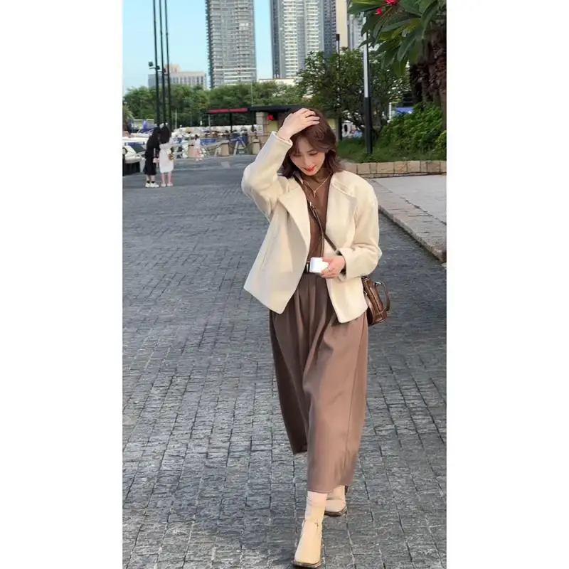 ชุดแฟชั่นฤดูหนาวสไตล์เกาหลีสำหรับผู้หญิง เสื้อและกระโปรง ชุดเซ็ตเสื้อยืดและกระโปรง  เสื้อคลุมกันลม  ชุดกระโปรงและเสื้อยืด...