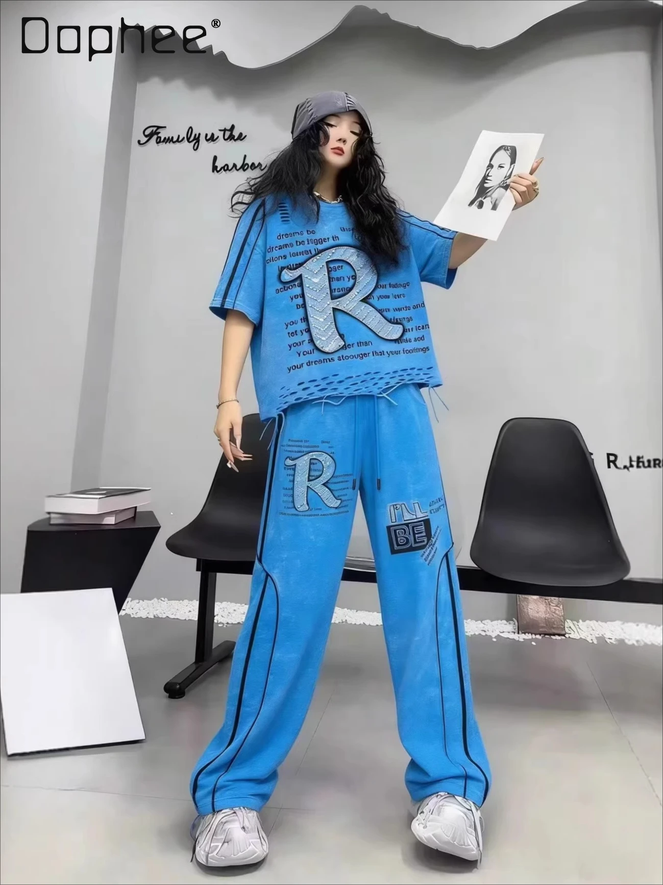 

Европейский тренд: женский летний костюм с бриллиантовой инкрустацией, модный топ с принтом и рваными элементами, свободные брюки с коротким рукавом