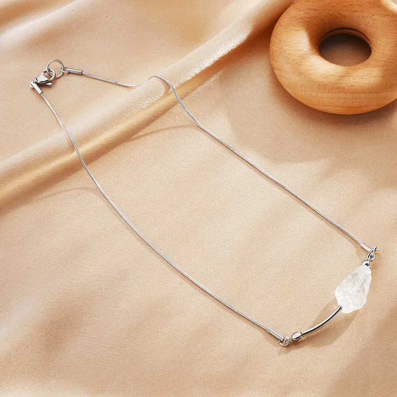 

A versatile, fashionable and elegant necklace suitable for ladies to wear, a crystal collarbone chain long necklace