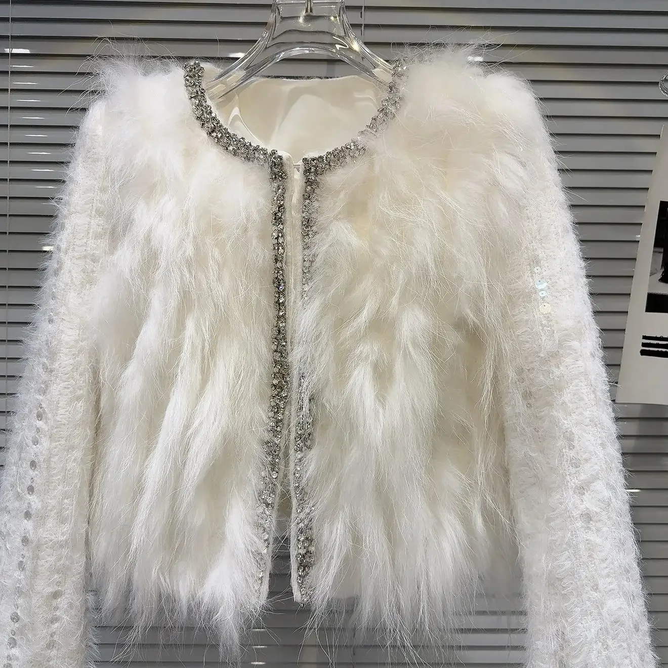 Celebrity Style White Crew Neck Jacket 2024 Winter New Haute Couture Fur Rhinestone Edge Down Liner Short Coat Women Tops