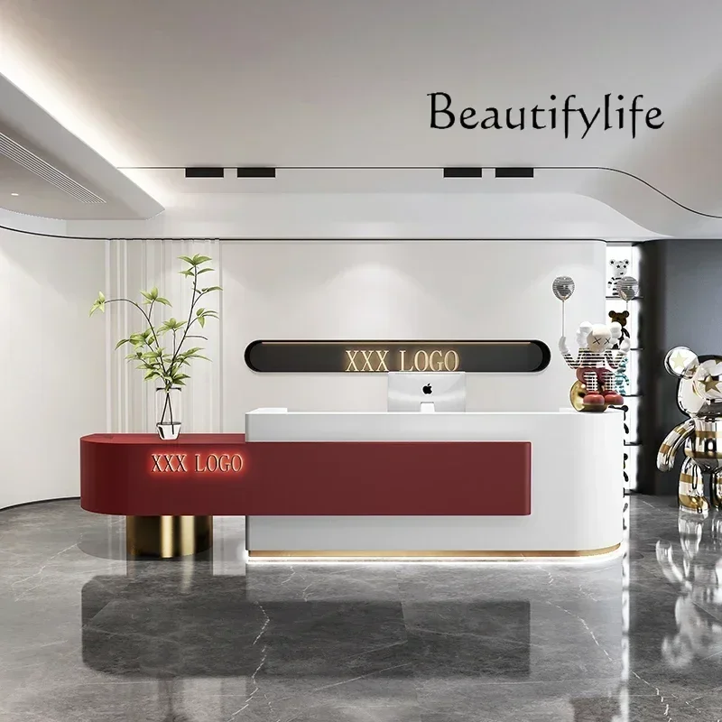 

Простой современный отель. Модная касса. Магазин одежды. Консультации компании. Настройка стойки регистрации.