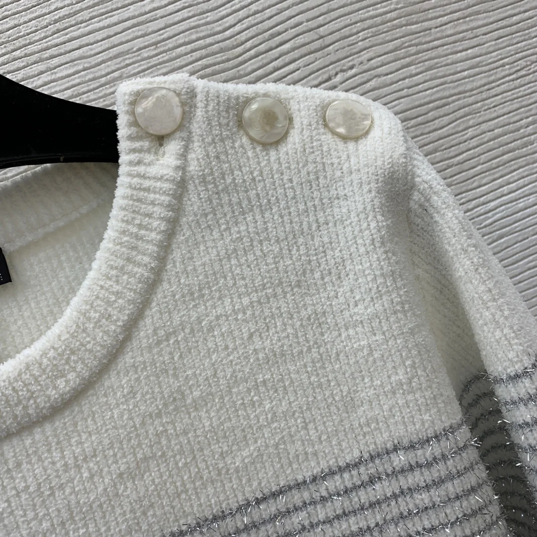 New high-end single shoulder buckle flash silk blend woven fine stripe round neck long sleeved knitted shirt top