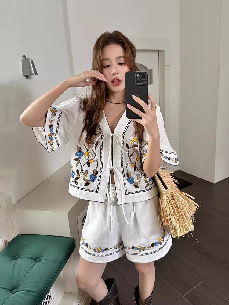 

Clothland женский милый костюм с цветочной вышивкой, рубашка с v-образным вырезом на шнуровке, мини-шорты, белый, темно-синий, летний комплект из двух предметов TA677