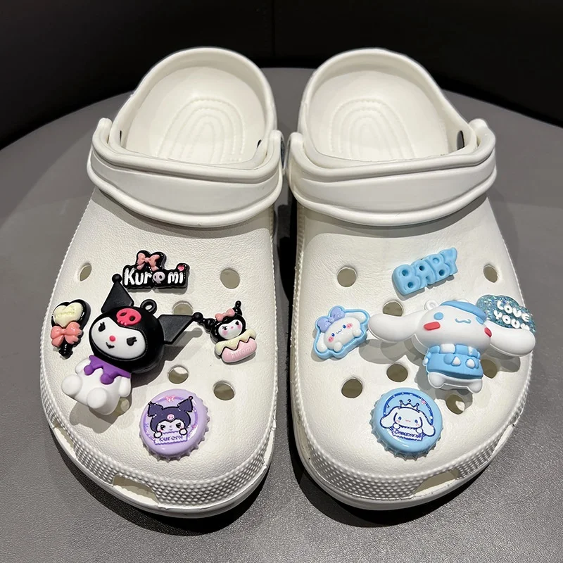 Miniso Cartoon 3D Postura seduta Riso nero Grandi orecchie Cane Fascino Accessori per scarpe Fai da te Scarpe da giardino Sandali Decorazione Regali