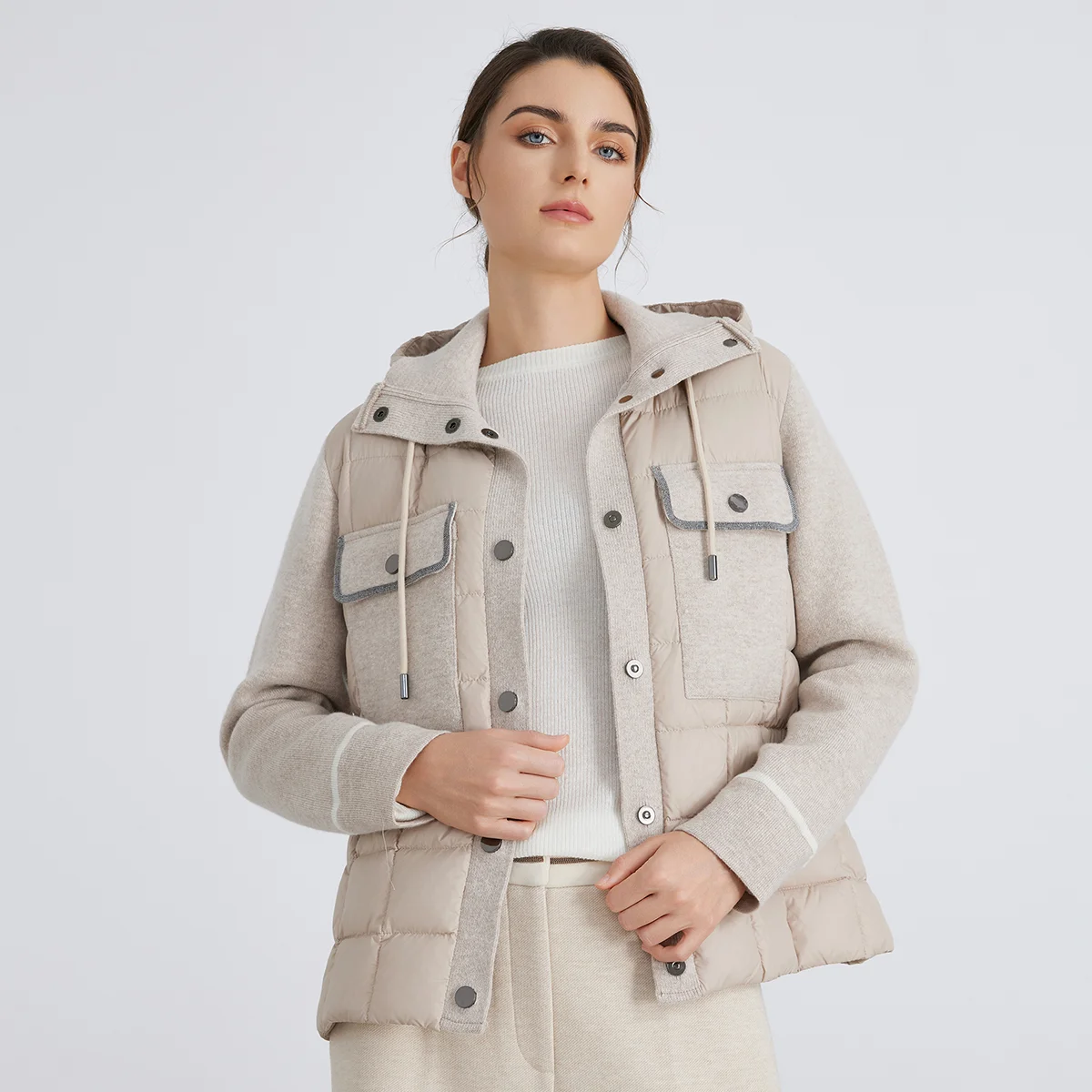 CA-48 Chaqueta de plumón blanca con empalme de lana 100% con capucha y diseño de bolsillo de un solo pecho para mujer