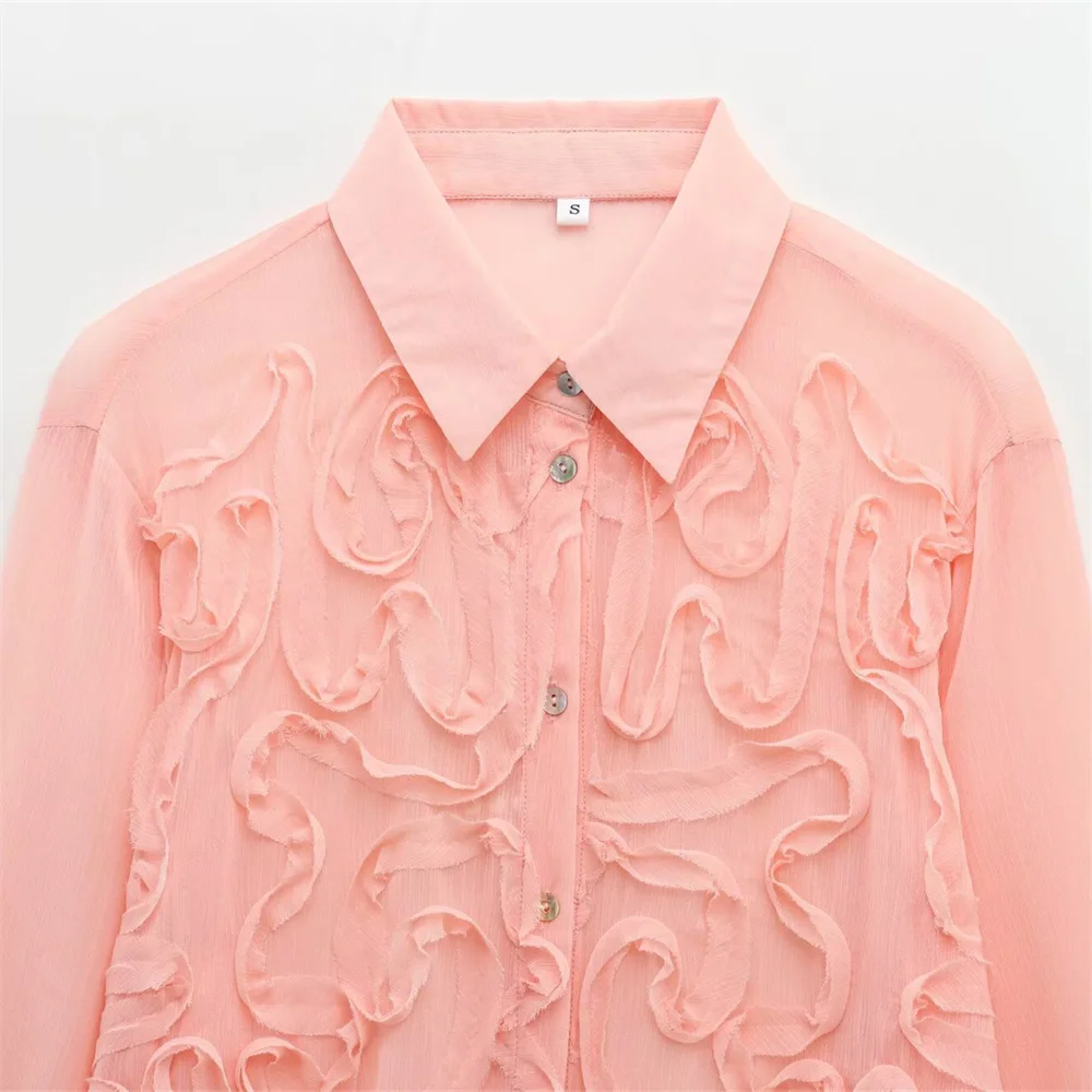 camisa feminina casual simples e moderna com design frontal elevado exude uma vibração de primavera