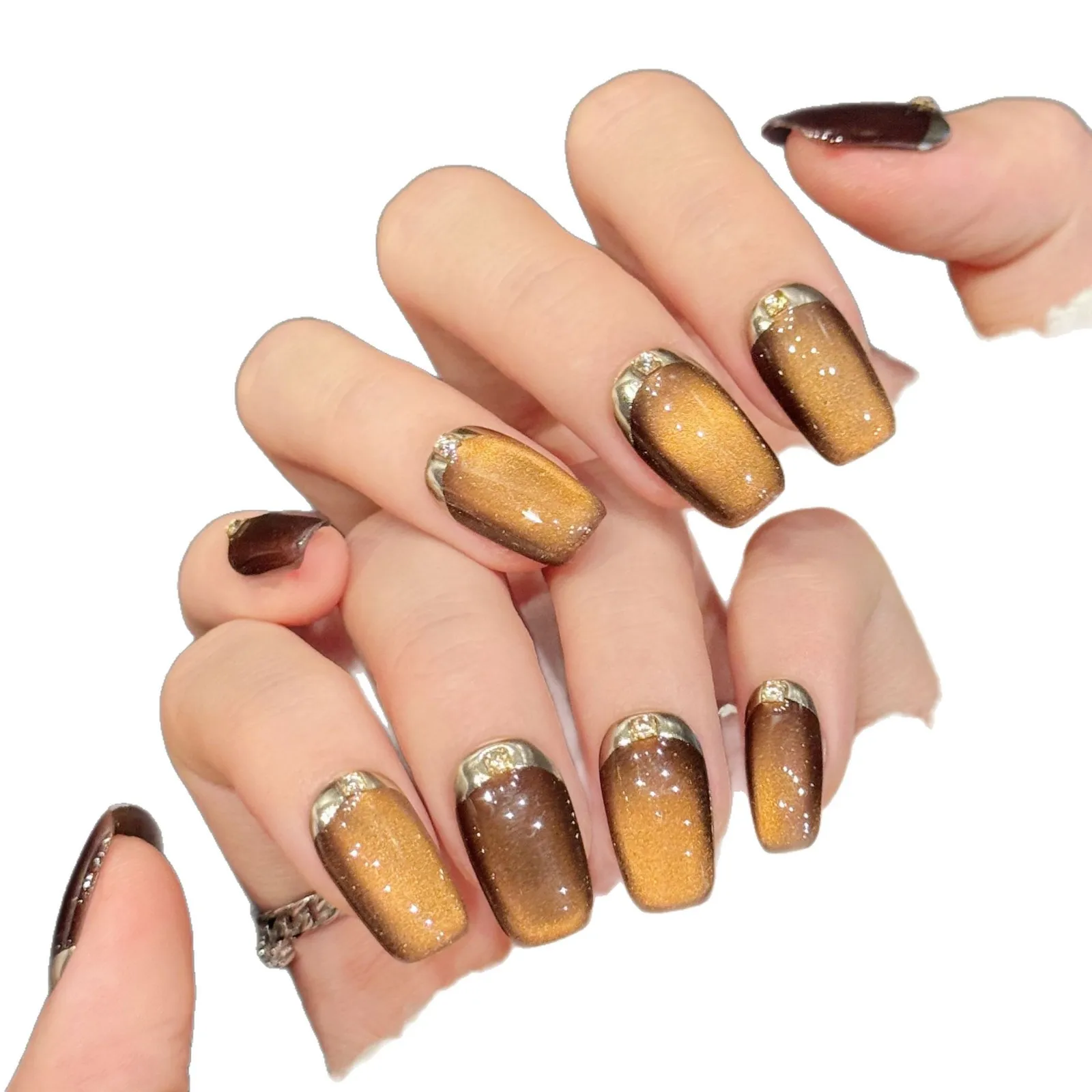 เล็บปลอมอะคริลิคสั้นแบบกดติด 10 ชิ้น สีคาราเมลไล่เฉดประกายกลิตเตอร์ ประดับเพชร งานแฮนด์เมด สวยหรู