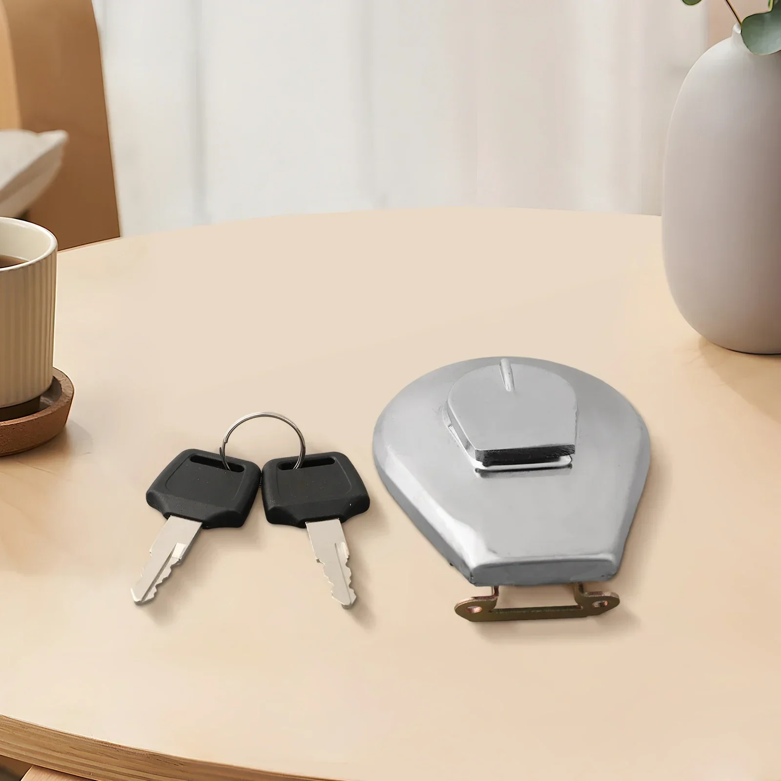 Rüsten Sie das Aussehen Ihres Motorrads auf mit dieser Tankdeckel-Tankabdeckung mit 2 Schlüsseln für Honda VF750C VF750 VF 750 700