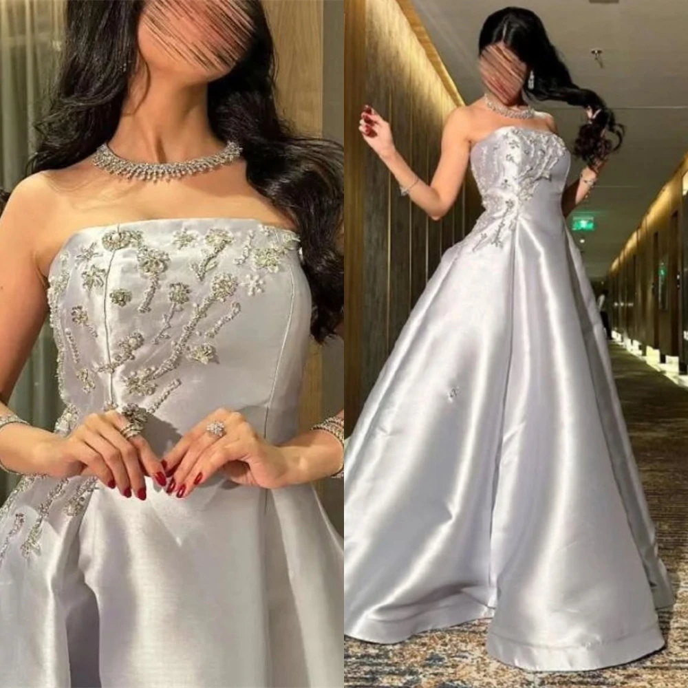 فساتين حفلات مخصصة من الساتان الفضي بدون حمالات، فستان سهرة رائع من الكريستال واللؤلؤ الكلاسيكي على شكل حرف A لحفلات العودة للوطن