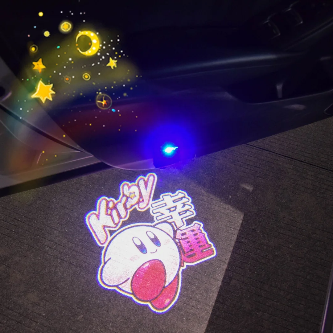 Kirby Wireless Welcome Light Auto-Tür-Ghost-Schatten-Projektor Kawaii Wiederaufladbares LED-Auto-Außenzubehör für Fans Spielzeug Geschenk