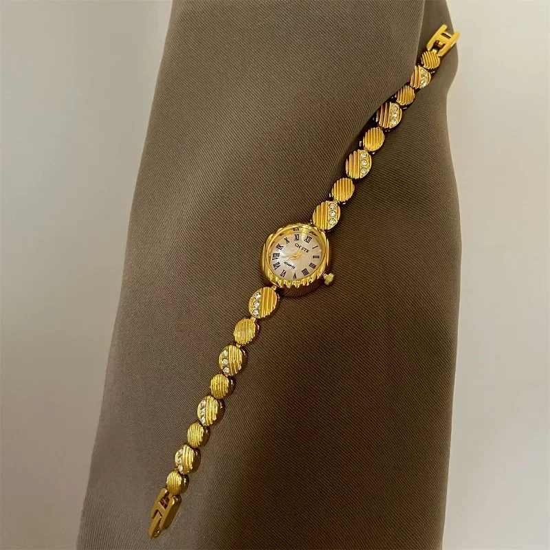 

Высококачественные французские роскошные женские часы с металлической текстурой, маленький овальный циферблат, элегантные кварцевые наручные часы для женщин, подарки