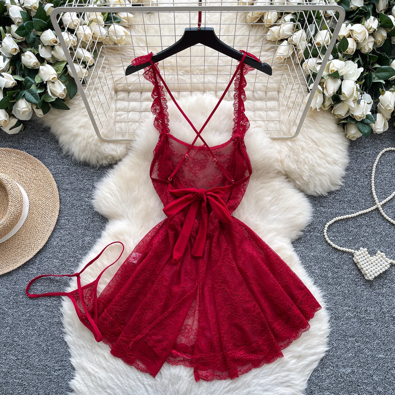 Mini abito da donna increspato in pizzo senza maniche con funghi commestibili trasparenti ed eleganti da donna. Abbigliamento da sera sexy