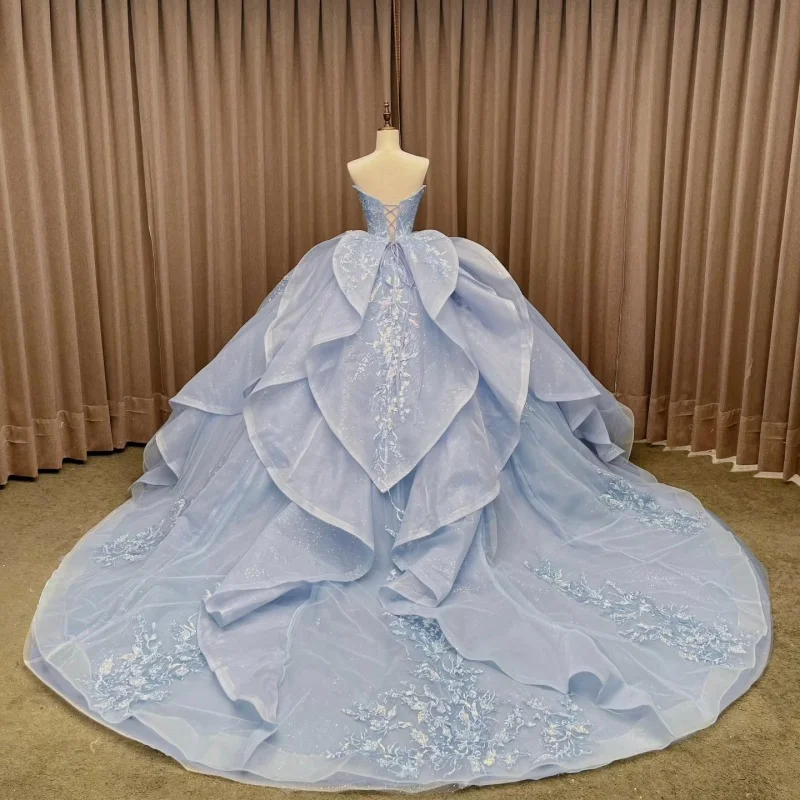 Maßgeschneiderte, glänzende, himmelblaue Quinceanera-Kleider, schulterfrei, Applikation, Blume, Spitze, Schichtung, langer Schwanz, Vestido 15, Quinceanera
