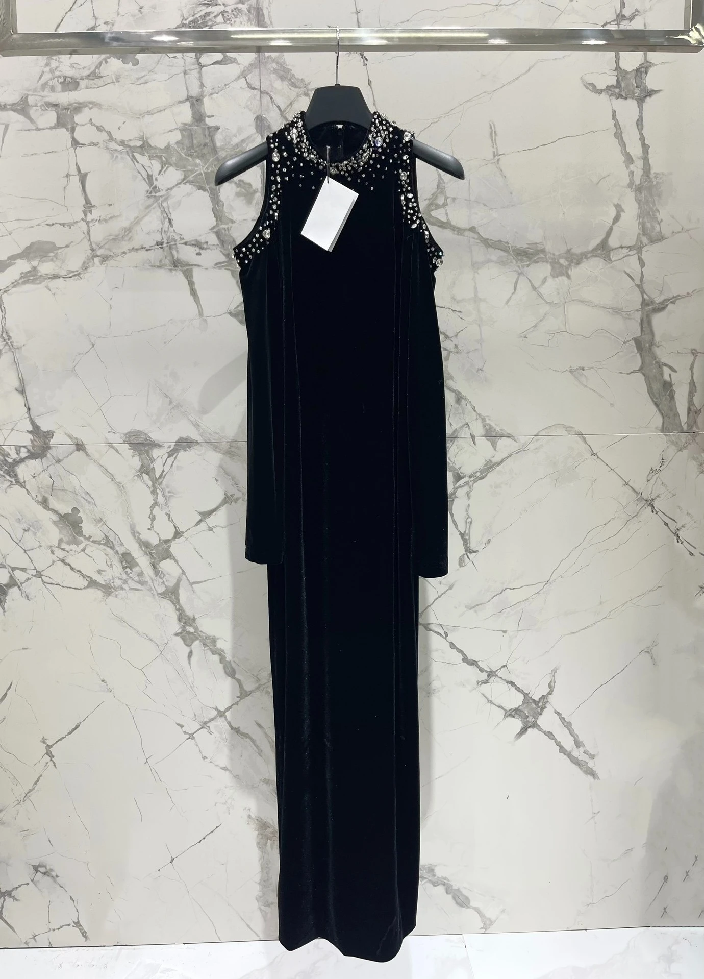 Elegantes, hochwertiges, schwarzes Samtkleid mit langem Rock, Diamantenverzierung und schulterfreiem Design für Sommer und Herbst.