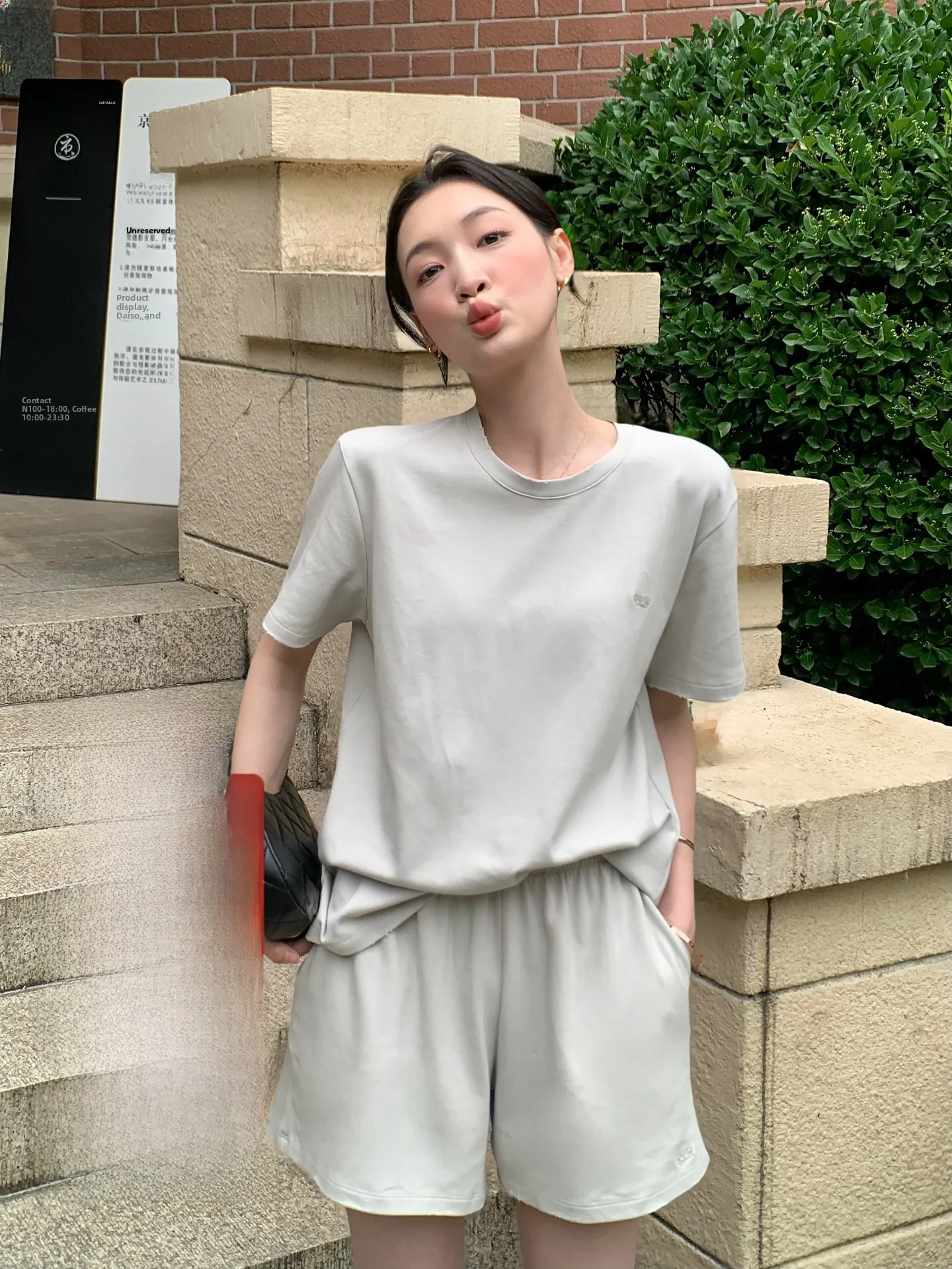 

Комплект из двух предметов Fol Else Lazy Summer: хлопковая ткань, спортивный стиль, простой круглый вырез, толстовка и шорты для женщин