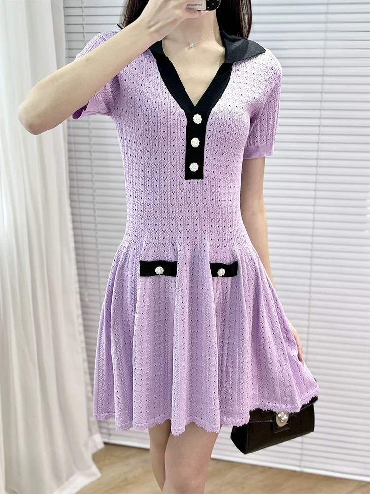Ein neues lilafarbenes, farbblockierendes, kurzärmliges Strickkleid mit Revers, Ausschnitt und Taille für den Sommer 2025