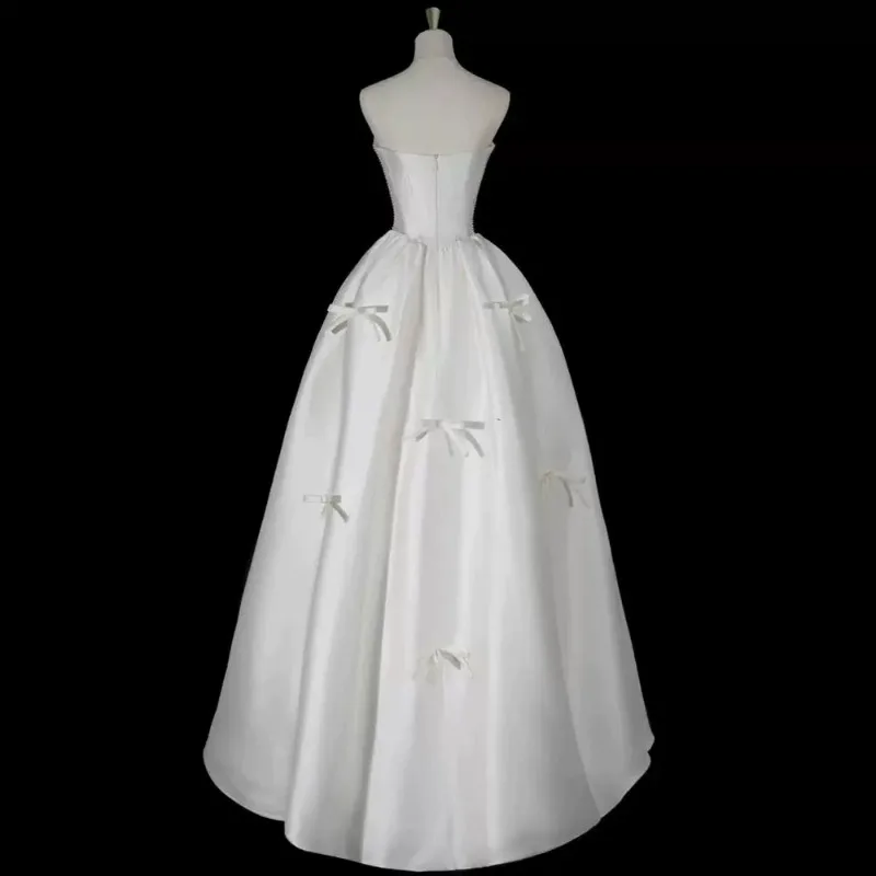 Super unsterbliches französisches Satin-Hochzeitskleid 2026, neues schlichtes Garn, weißes, trägerloses Braut- und Verlobungskleid. Willkommen