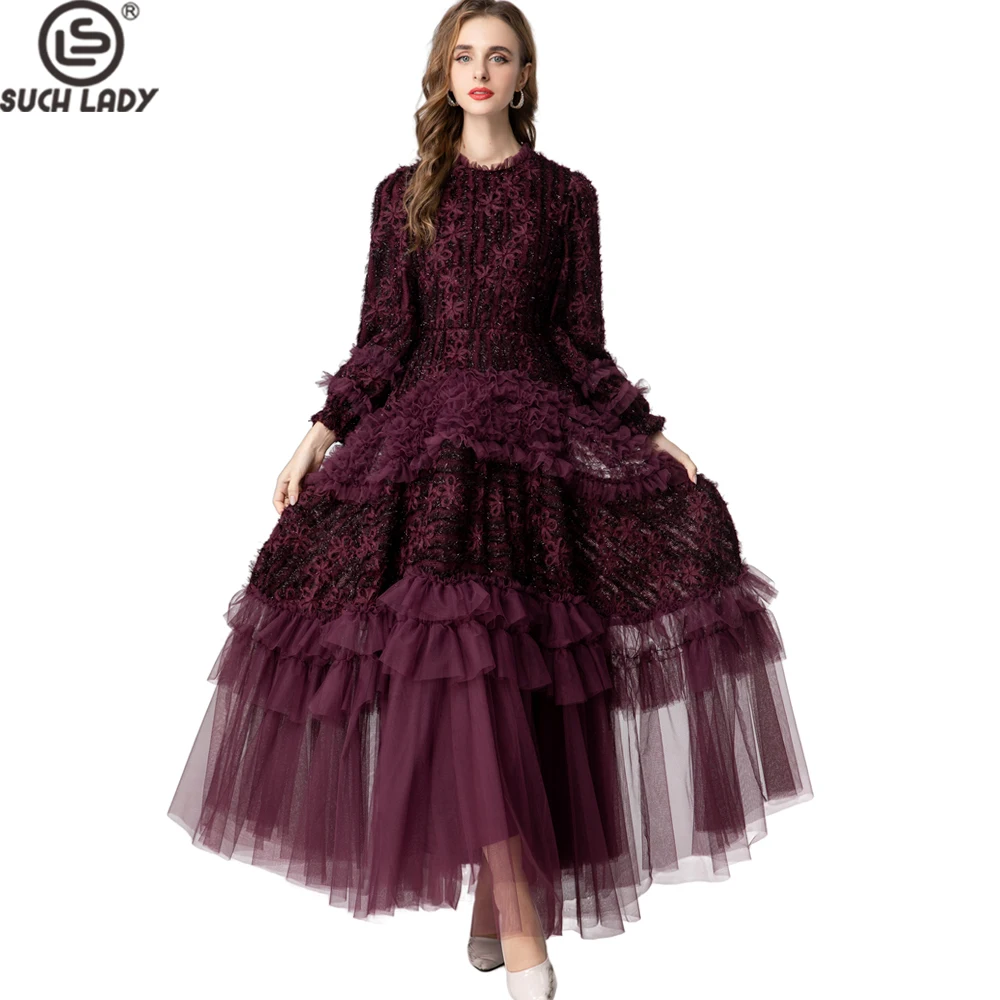 

Роскошное бордовое платье макси из кружева и пайеток с воротником-стойкой, длинными рукавами с рюшами и многоярусной тюлевой юбкой для особых случаев