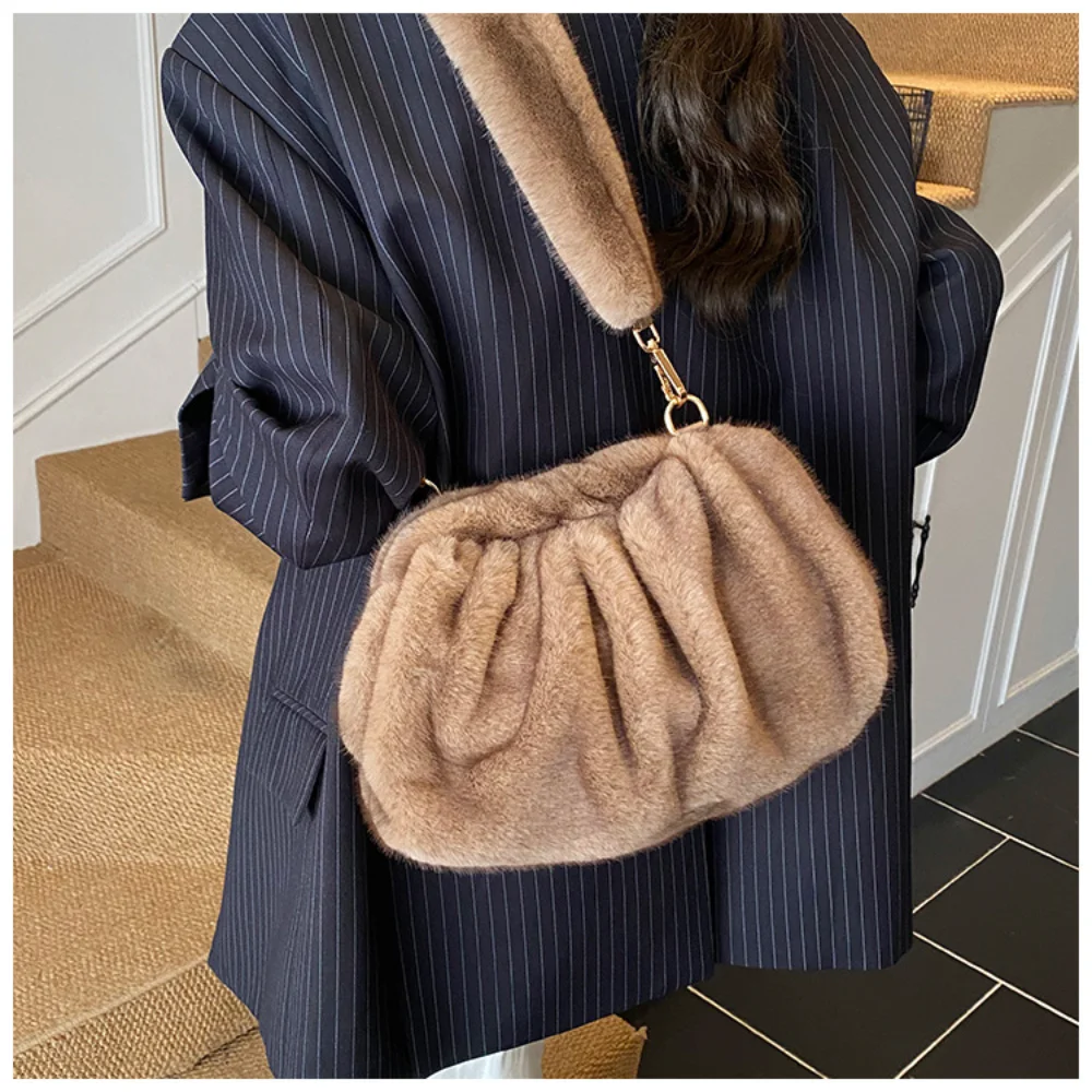 حقيبة كروس بودي حقيبة نسائية ناعمة من فراء المنك المقلد حقيبة فاخرة للاستخدام اليومي والسفر والنزهات غير الرسمية