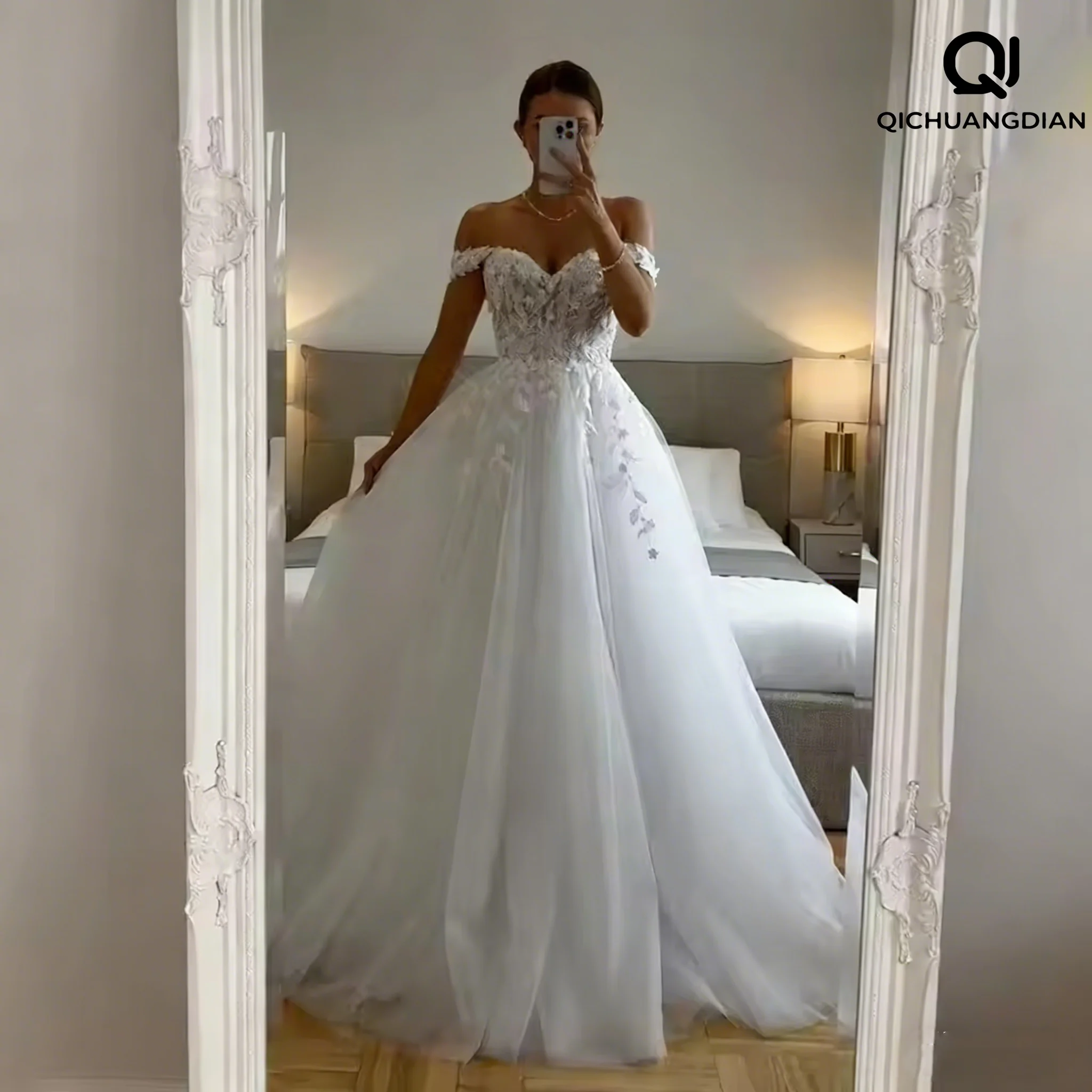 

Свадебное платье на заказ: Простое, с аппликациями, на шнуровке, А-силуэт, с открытыми плечами, вырезом «сердечко», со шлейфом.