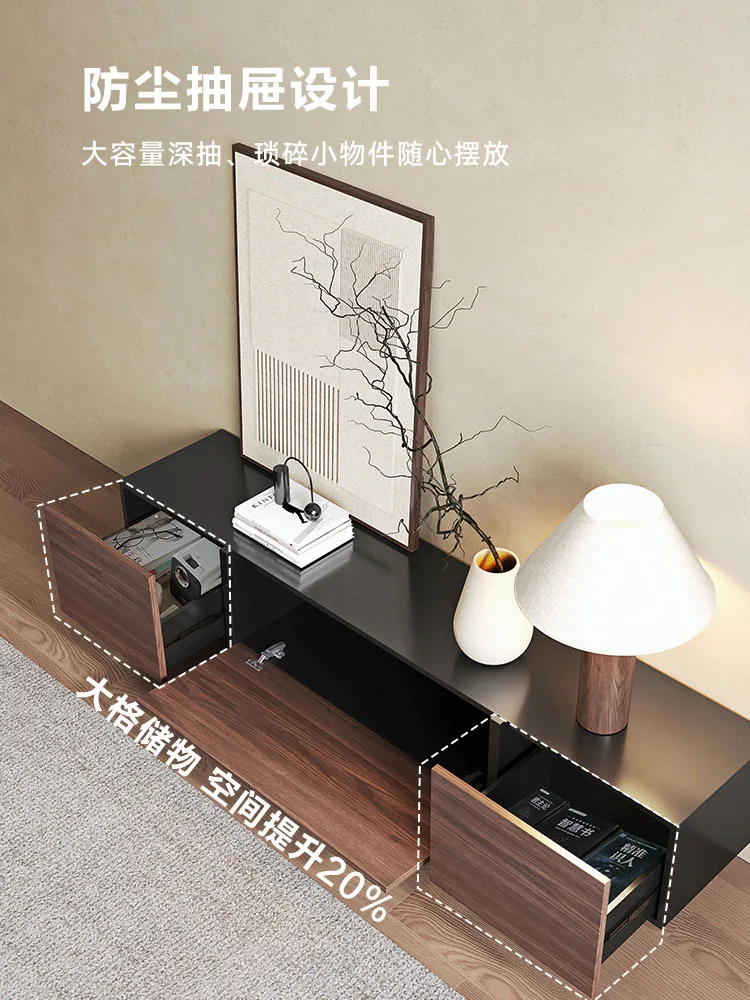 

Шкаф под телевизор от пола до потолка в средневековом стиле. Небольшая квартира, ретро-телевизор из массива черного ореха у стены, низкий шкаф.