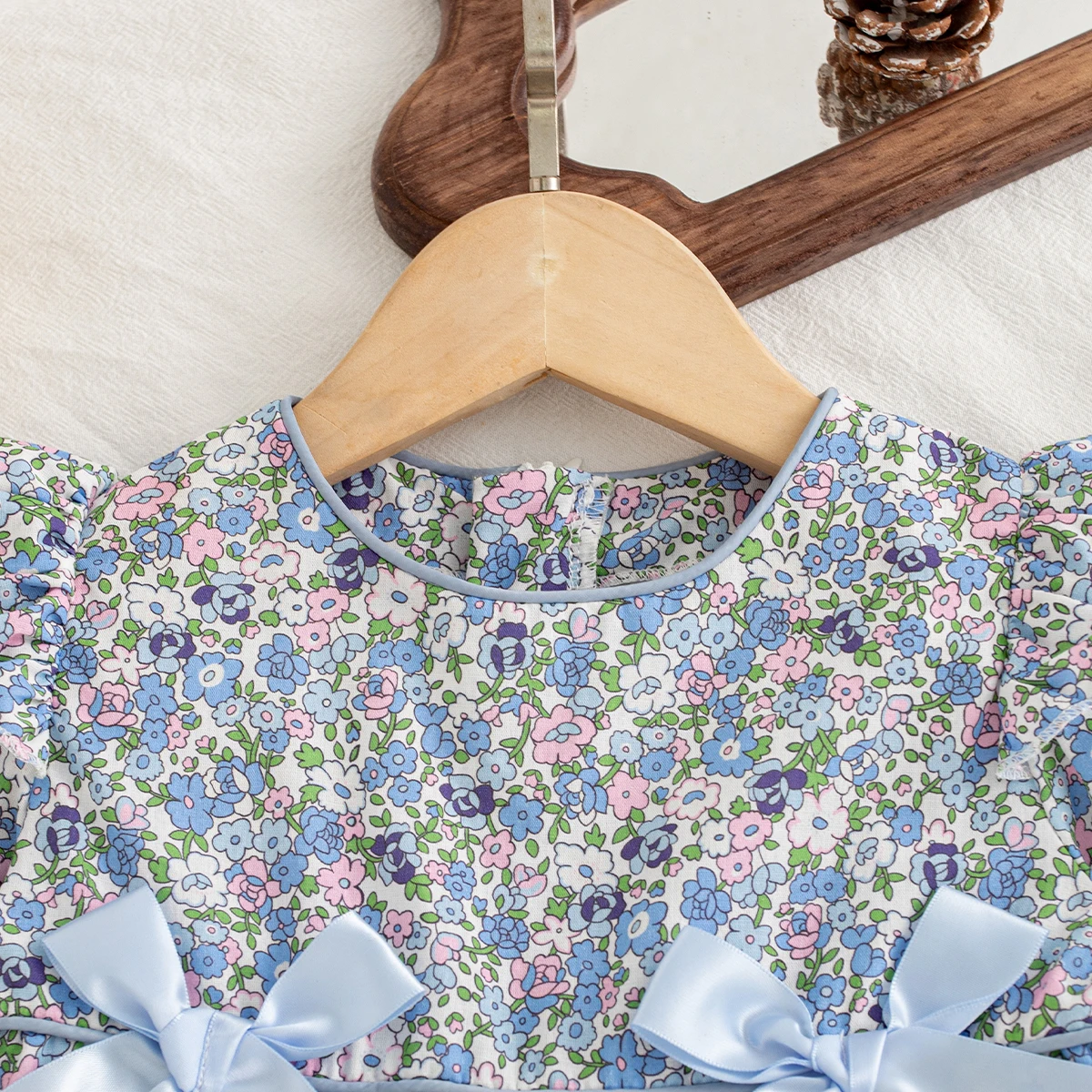 Herbstmode Blumenmuster Langarm-Babykleid im Koreanischen Stil Süßes Niedliches Blaues Schleifenkleid aus Baumwolle Bequemes Weiches Lässiges Kleinkind-Kleid – Detail 4