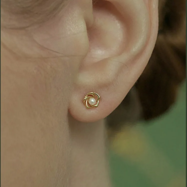 

[Cciris.Com] S925 Silver 14K Gold Plated Hollow Camellia Pearl Earrings Japanese Minimalist Wholesale Dainty Jewelry for Women