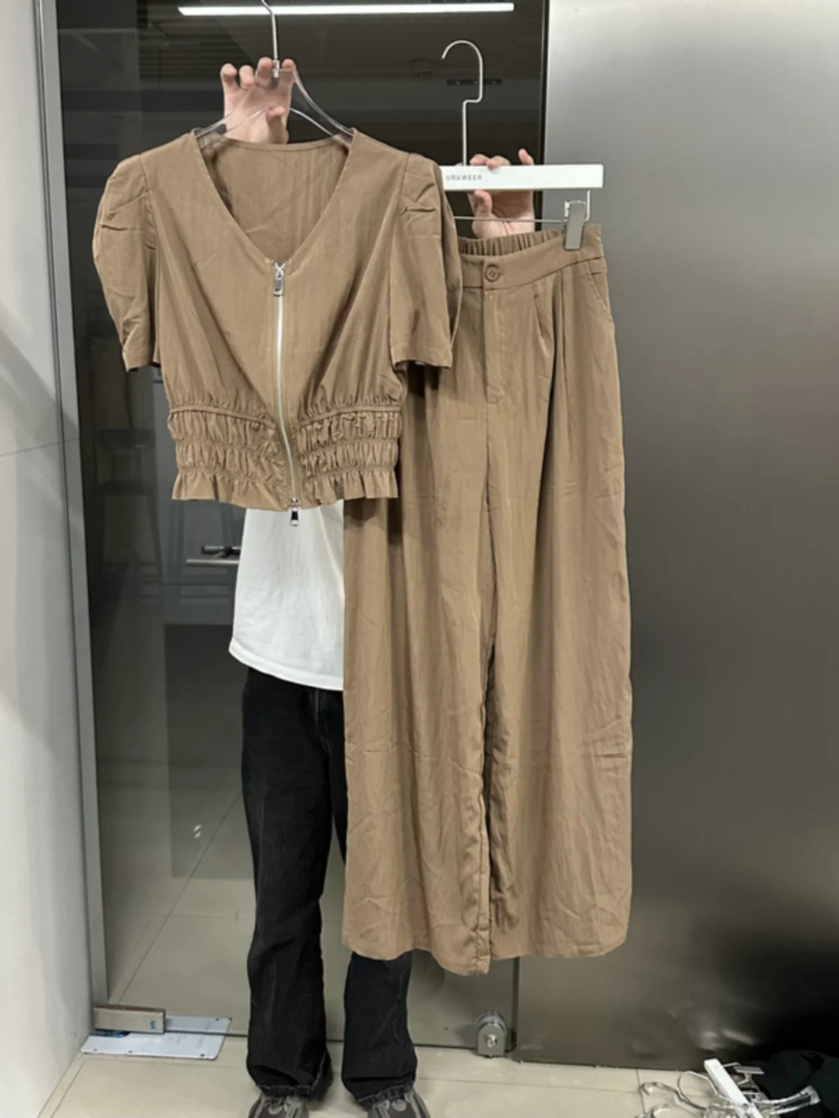 

Elegant Two-Piece Set Q889 Summer 2026 Fashion V-Neck Zipper Shirt with Elastic Waist Straight Leg Pants Women's Style