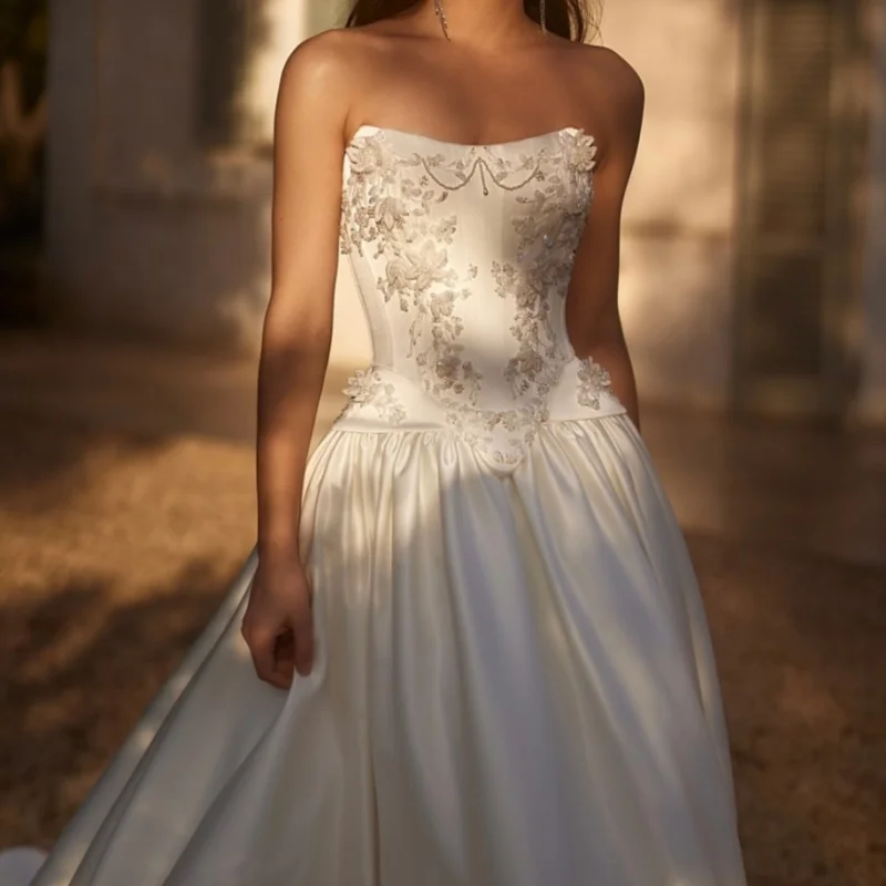 サテンアイボリーホワイトのウェディングドレス コルセットレースオフショルダーブライダルガウン 3Dフラワーロングテール多層製 ﻿ カスタマイズ