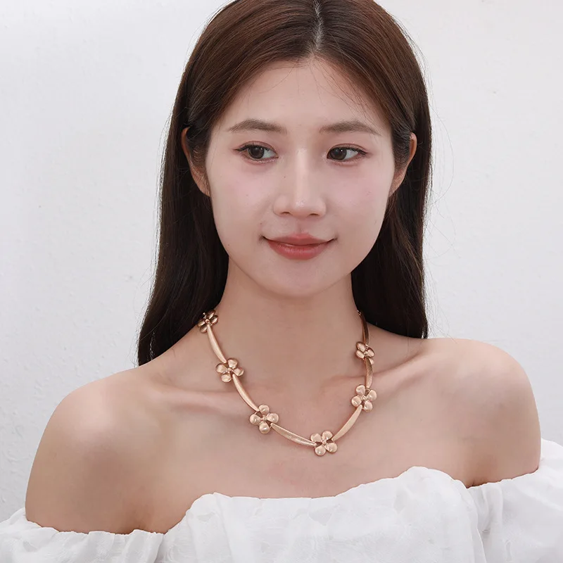 Short necklace special for niche jewelry flower geometric pendant brushed versatile premium women's collarbo