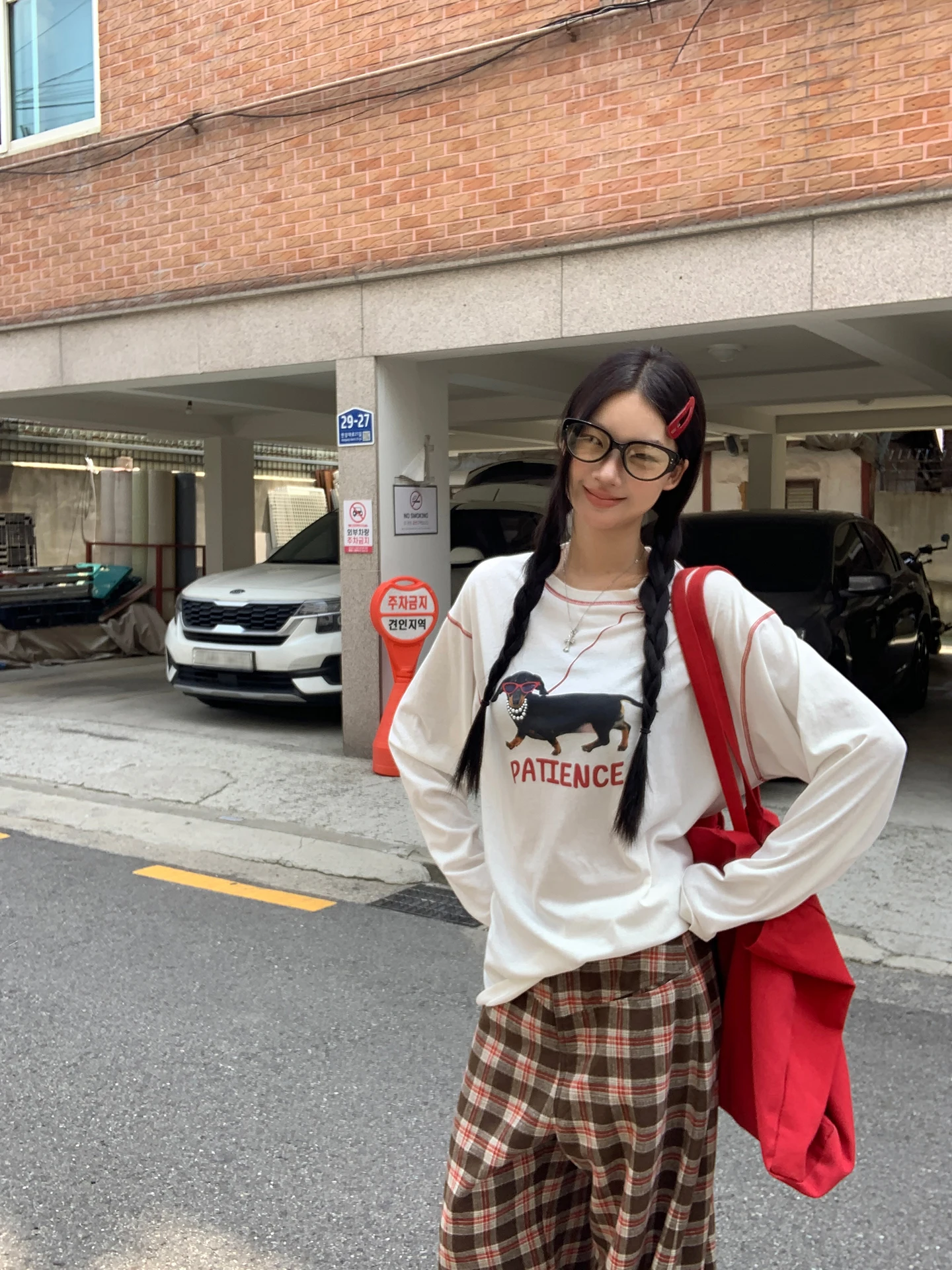 قميص نسائي طويل الأكمام بتصميم فريد وجذاب باللون الأبيض للسيدات الشابات #1